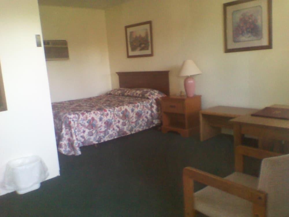 Capri Motel photo 10