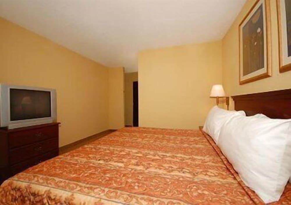 Country Hearth Inn & Suites photo 29