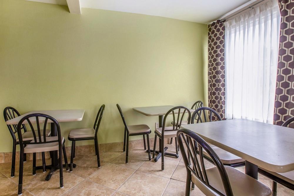 Rodeway Inn Laurens photo 14