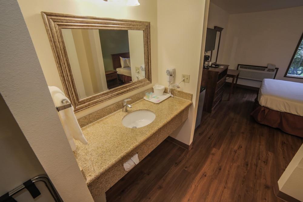 Sunnyside Inn & Suites photo 16