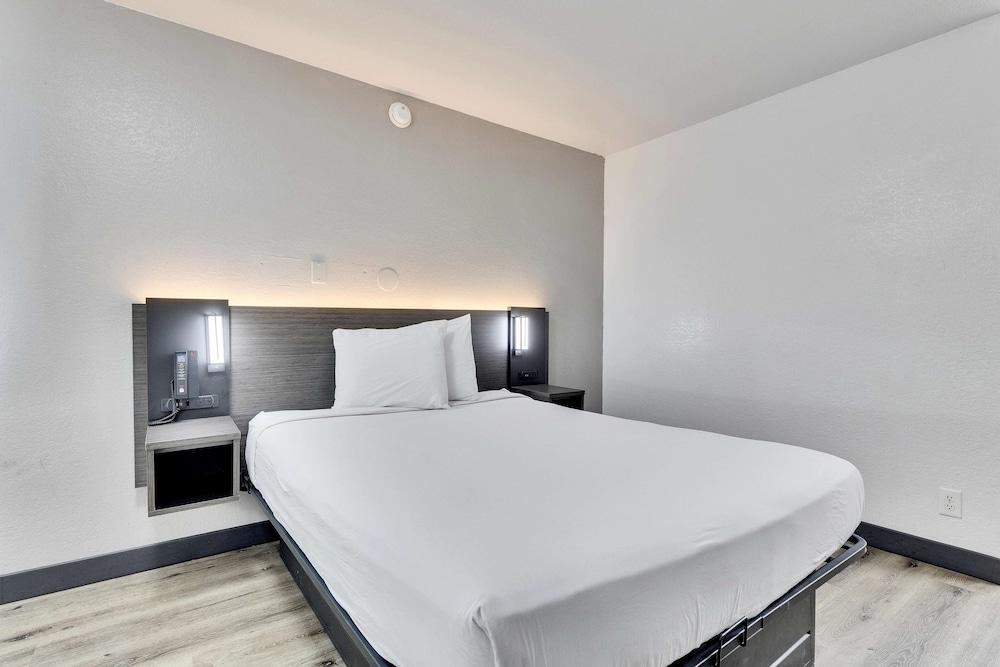 Motel 6 Austin, TX - Airport - South photo 5