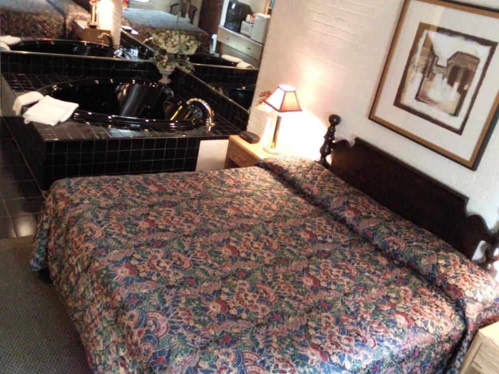 Colonial Inn Motel photo 14