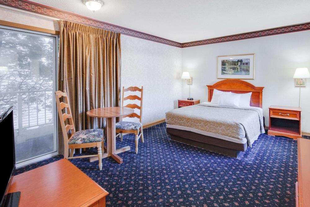 Super 8 by Wyndham Mackinaw City/Beachfront Area photo 9