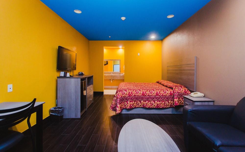 Moonlight Suites - Houston George Bush Intl Airport photo 22