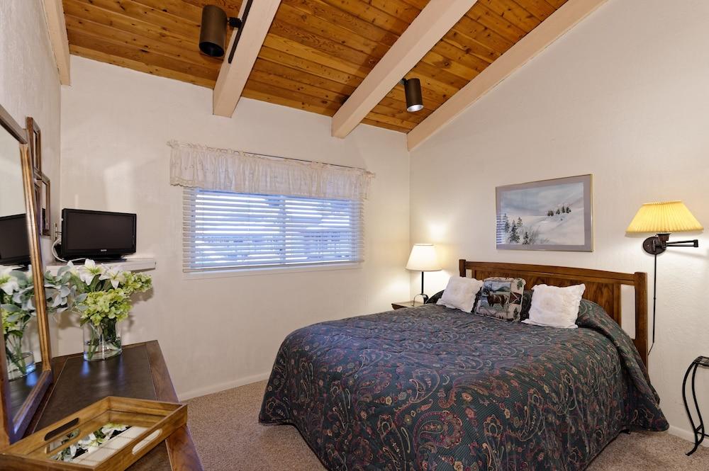 The Crestwood Condominiums photo 41