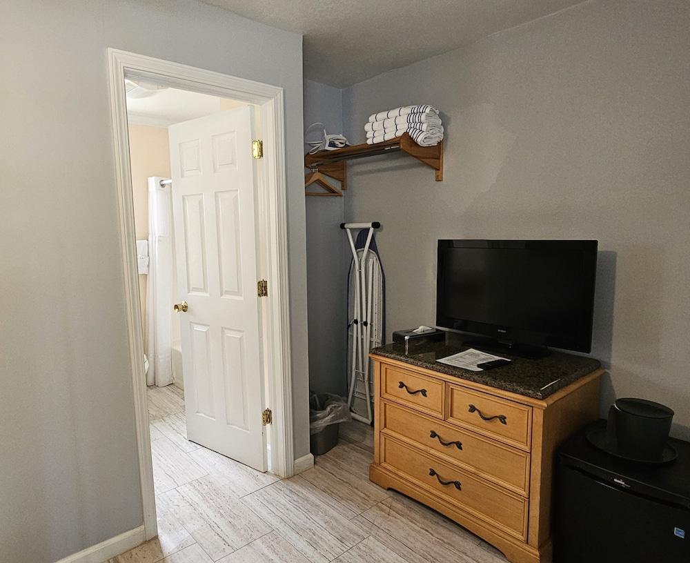 Capt.'s Inn & Suites photo 38
