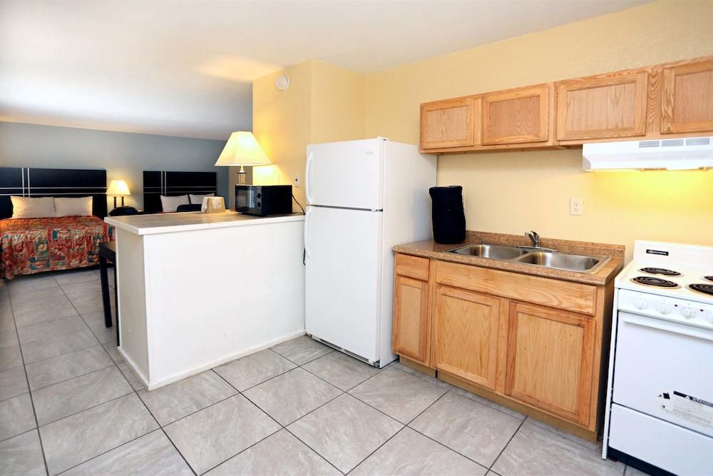 Blue Marlin Inn & Suites photo 8