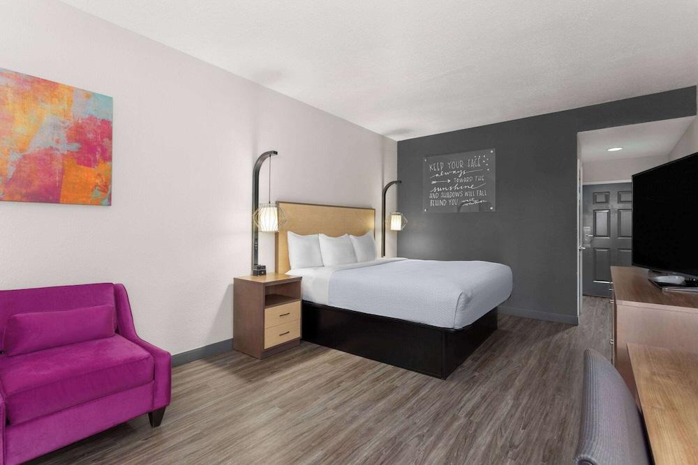 La Quinta Inn & Suites by Wyndham Ft. Pierce photo 12