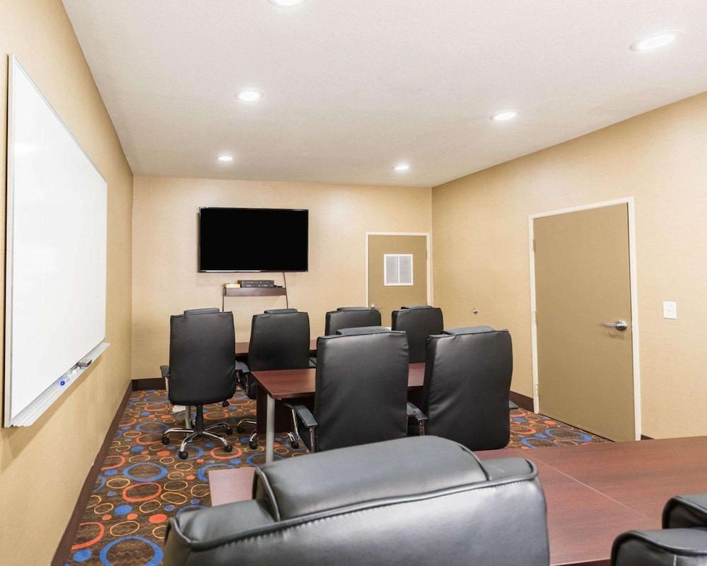Econo Lodge Inn & Suites East photo 36