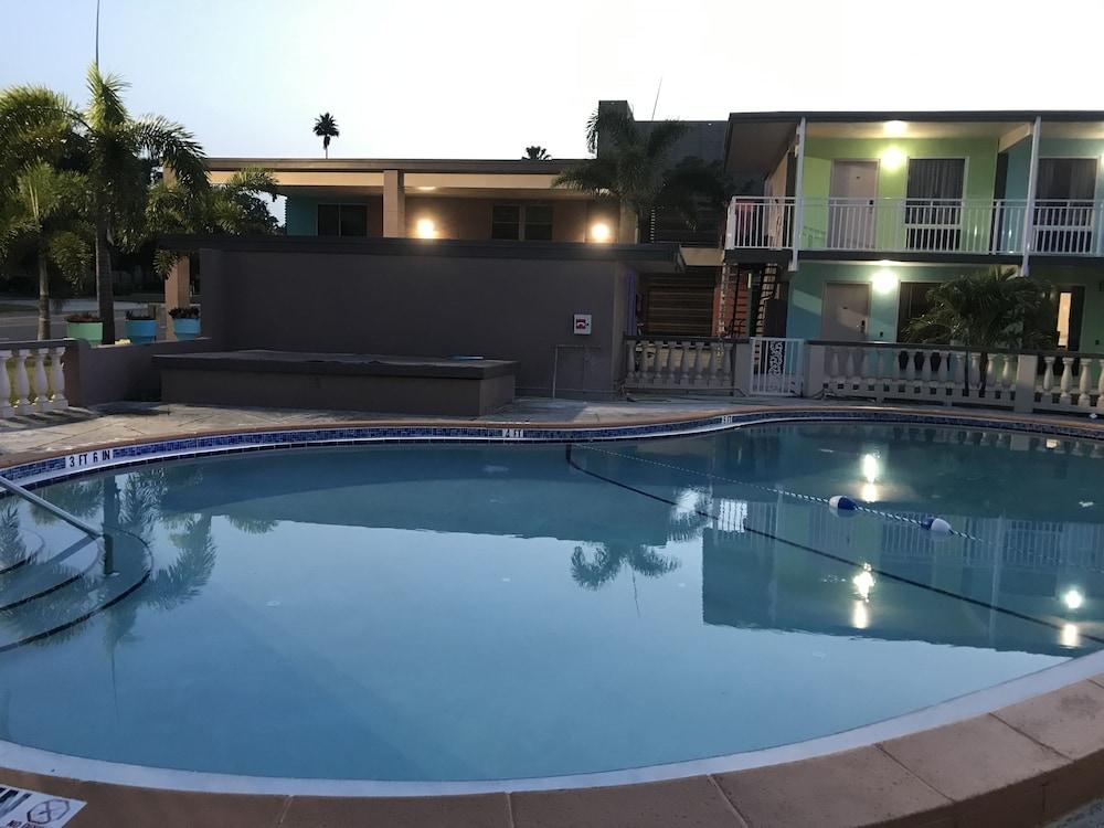 Tropical Inn & Suites photo 73