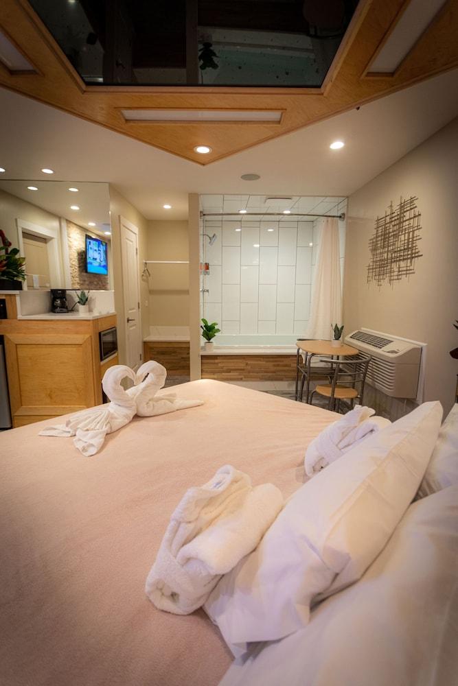 Sybaris Pool Suites — hotel in Downers Grove