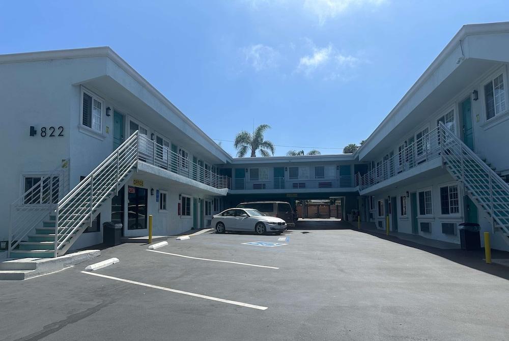 Super 8 by Wyndham Oceanside Downtown photo 1