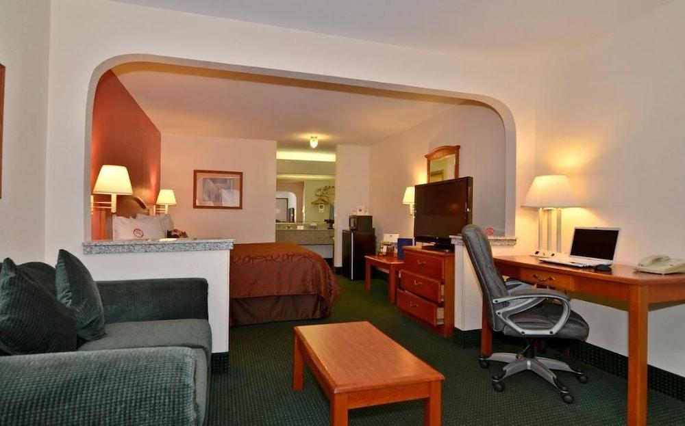 Econo Lodge Inn & Suites Memphis East photo 3