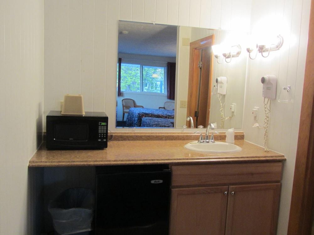 Green Dolphin Motel photo 11