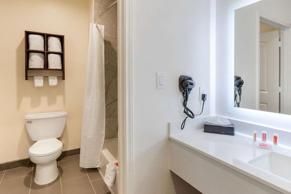 Econo Lodge Houston Northwest - Cypress photo 25