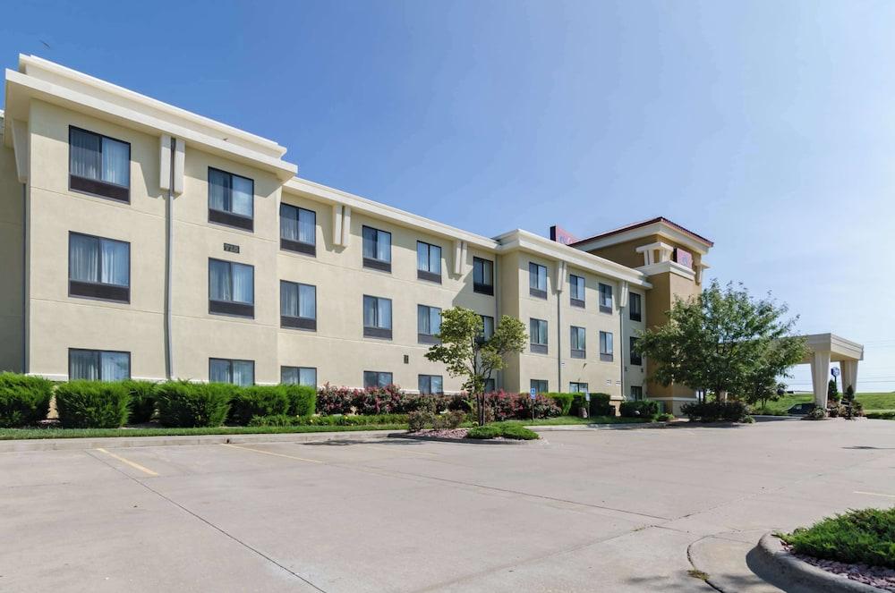 Comfort Suites Salina South photo 64
