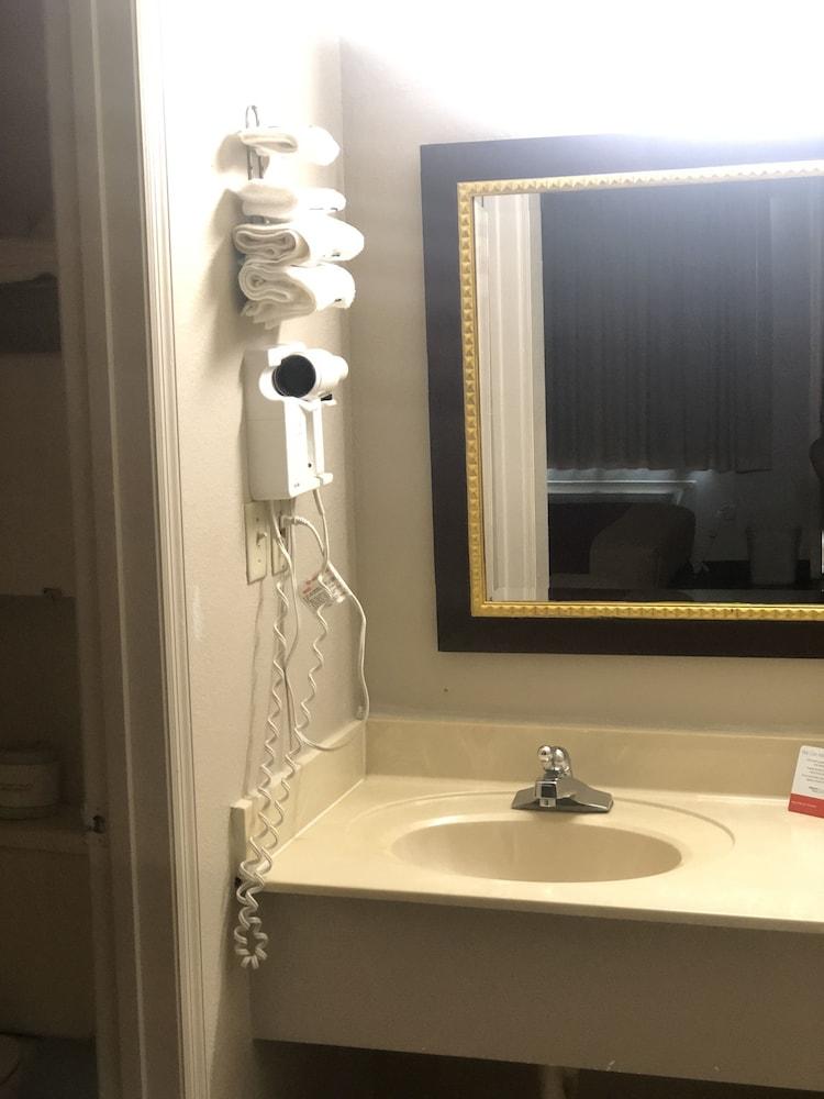 Econo Lodge Athens I-75 photo 7