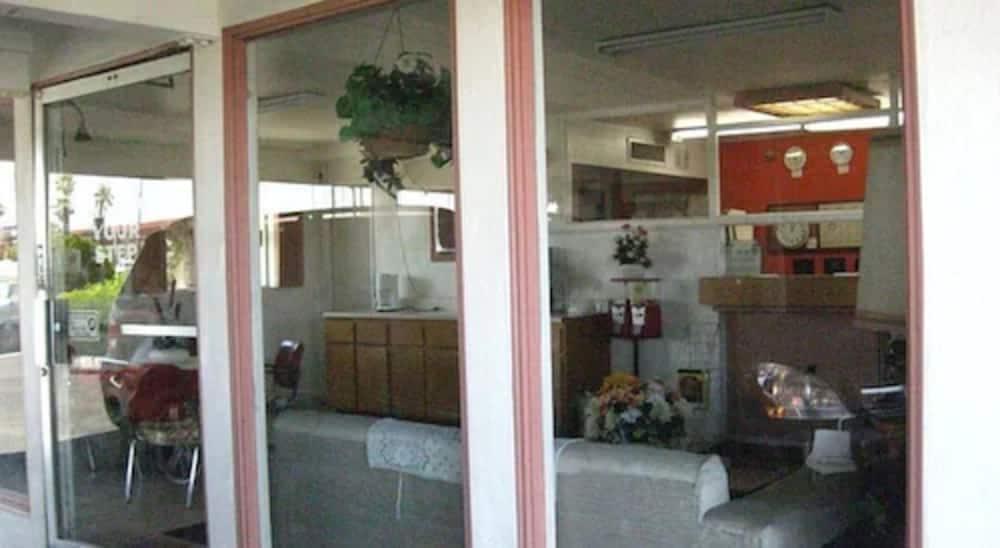 Desert Inn Motel photo 2
