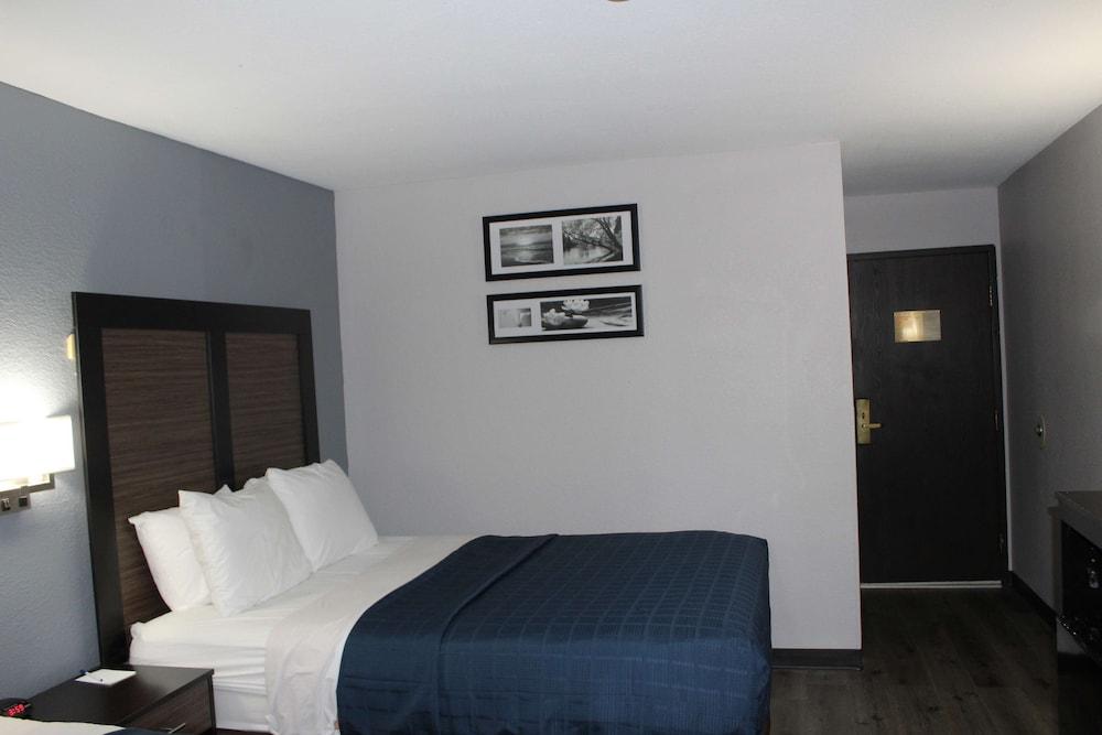 Ramada by Wyndham Cedar Rapids South photo 28