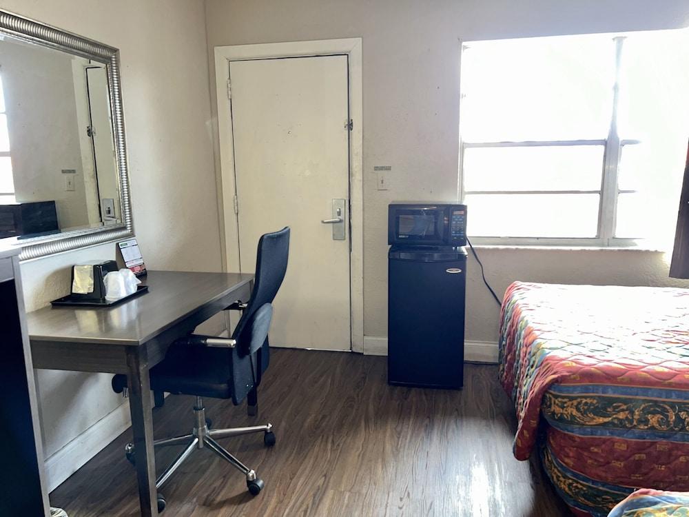 Americas Best Inn and Suites Fort Lauderdale North photo 3