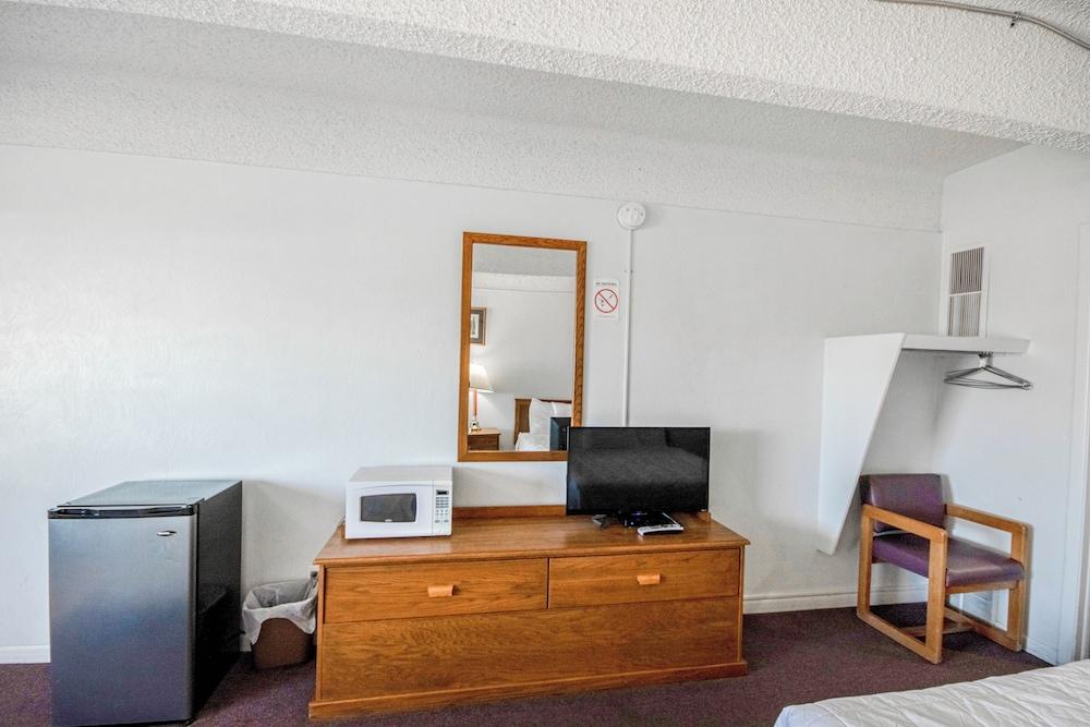 OYO Crossroads Inn photo 20