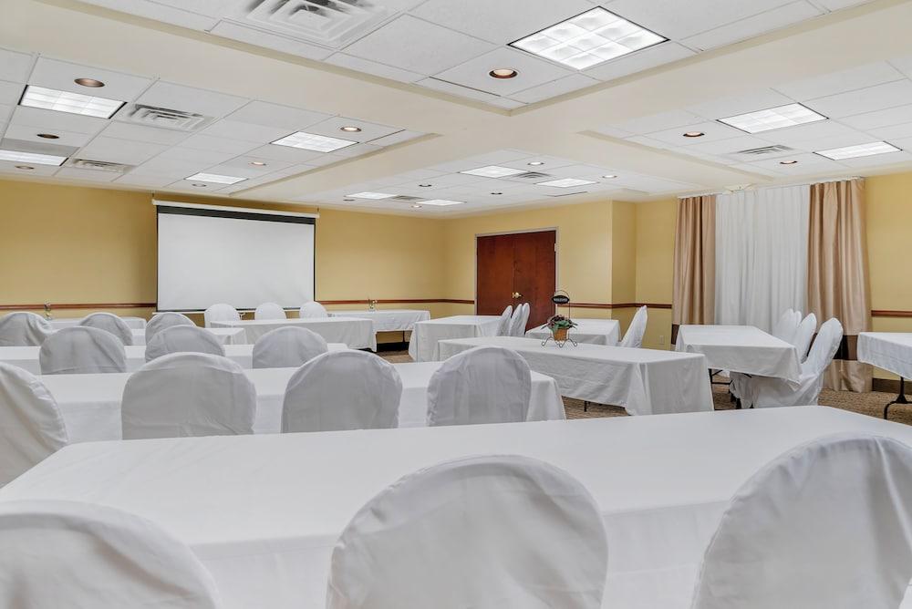 Comfort Suites Findlay I-75 near Sports Complex photo 46