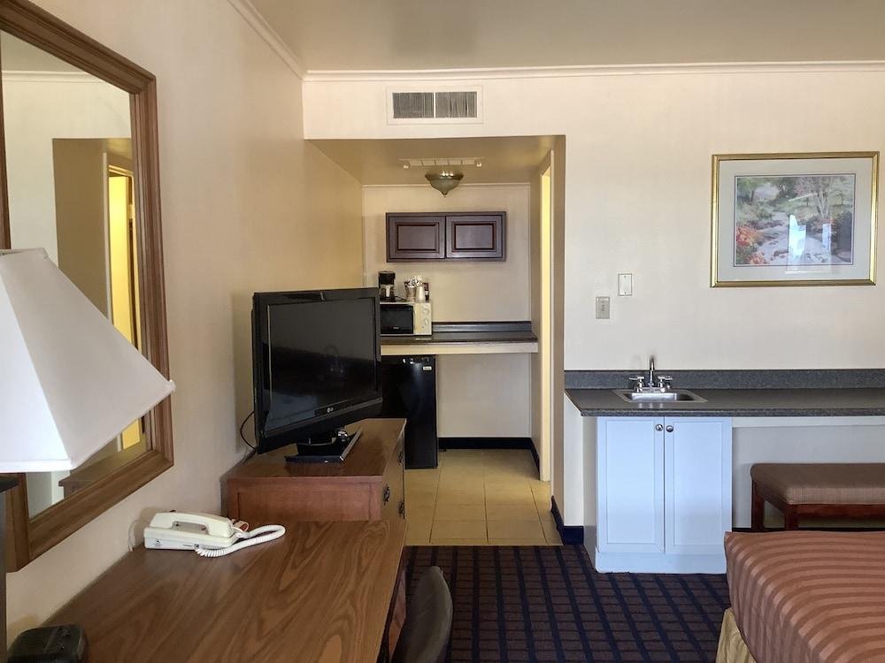 Silver Spur Vintage Inn & Suites photo 36