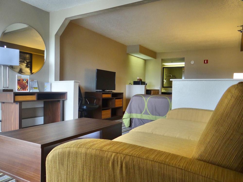 Super 8 by Wyndham Pigeon Forge Dollywood Lane photo 17