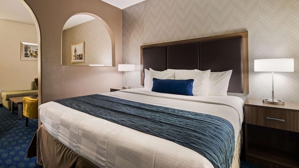 Best Western Plus Tulsa Inn & Suites photo 8