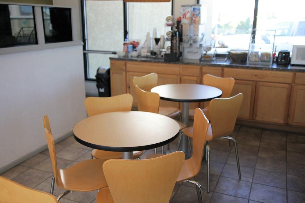 Super 8 by Wyndham Wells photo 33