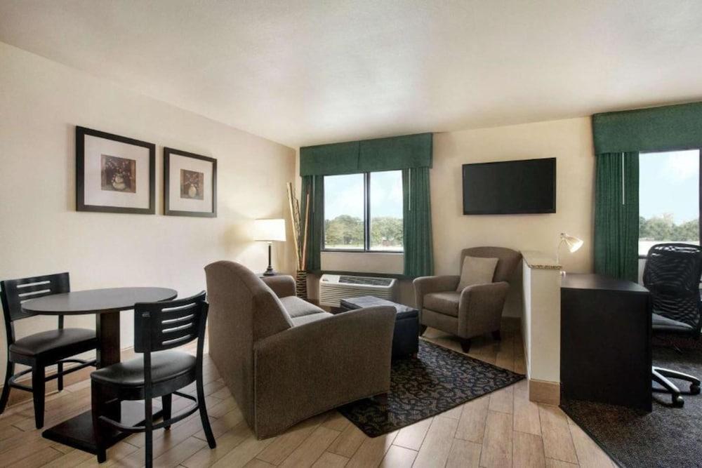 Travelodge by Wyndham Livonia photo 15