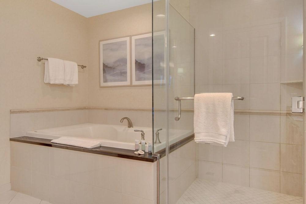 Premium Suite w/balcony at The Signature photo 16