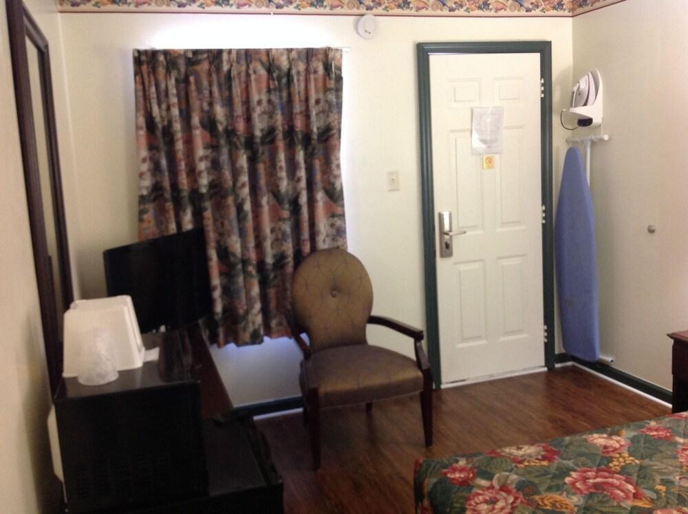 Budget Inn photo 6