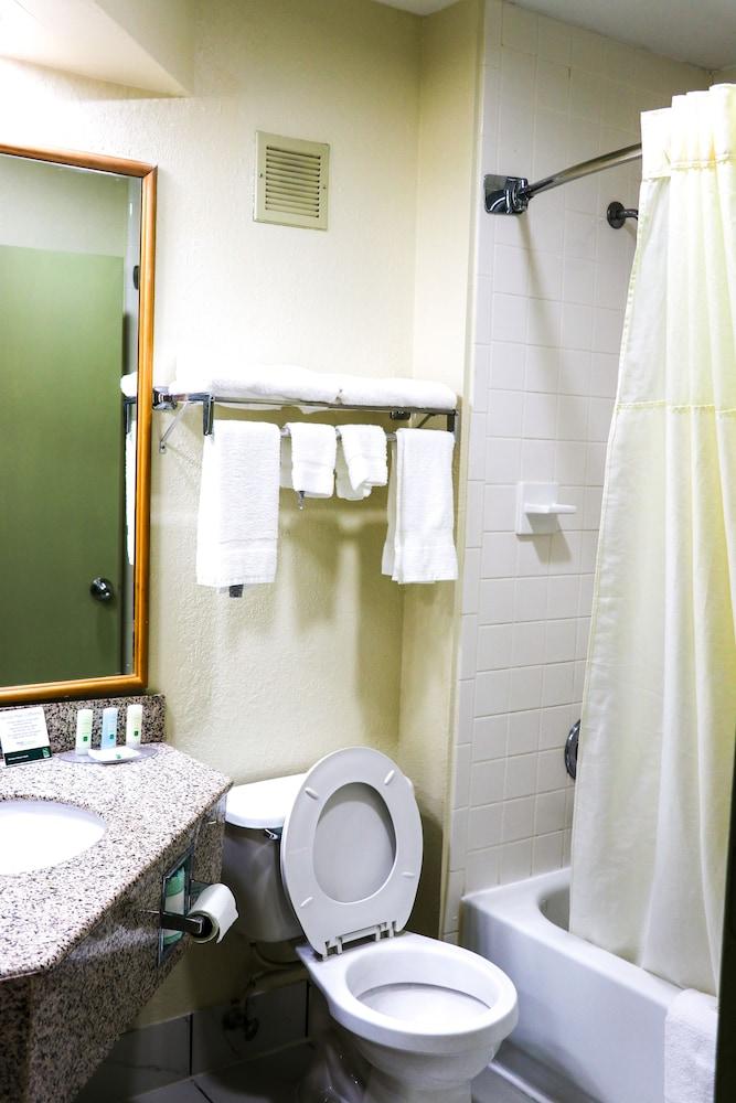 Quality Inn Cleveland North photo 22