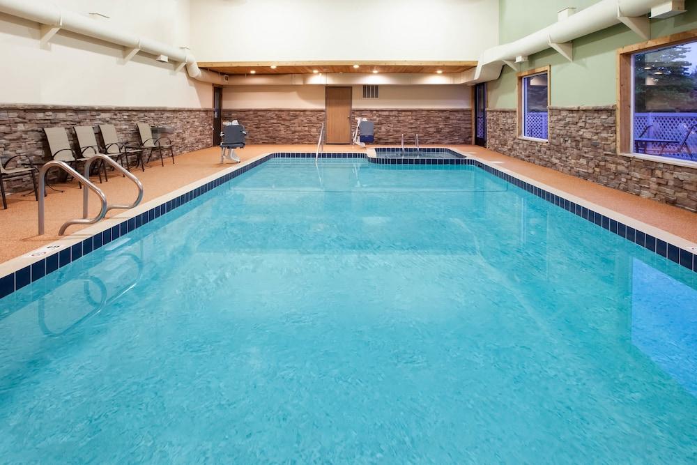Days Inn by Wyndham Cadillac photo 36