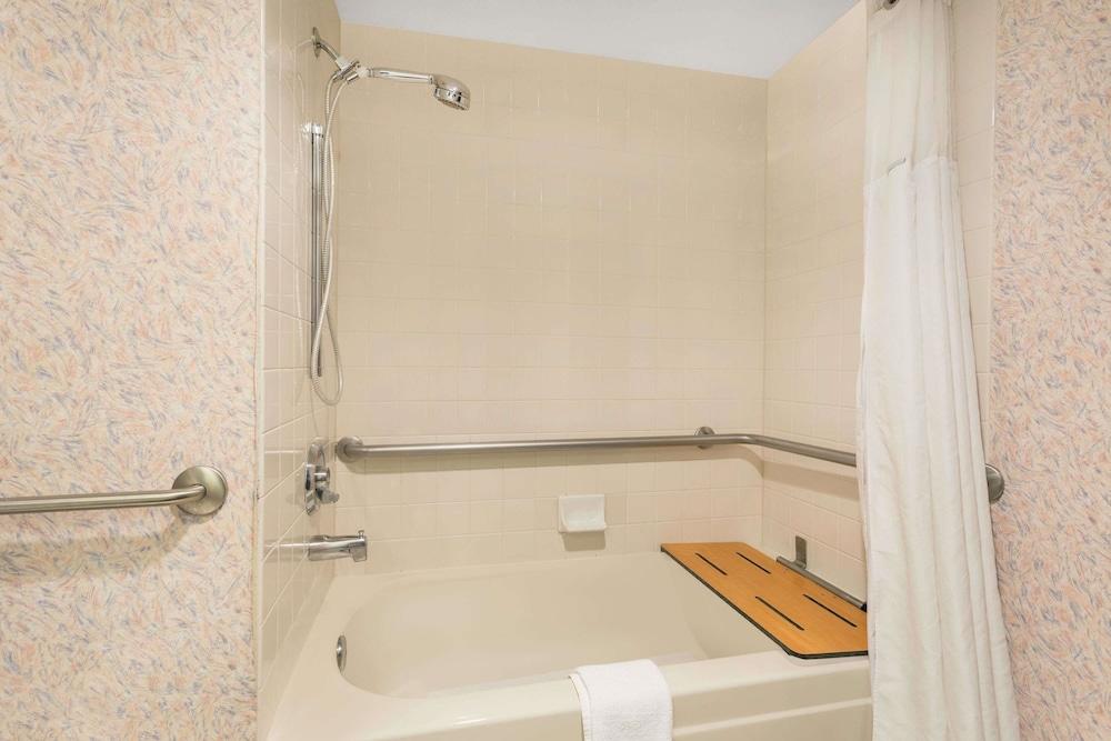 Ramada by Wyndham Kent Seattle Area photo 22