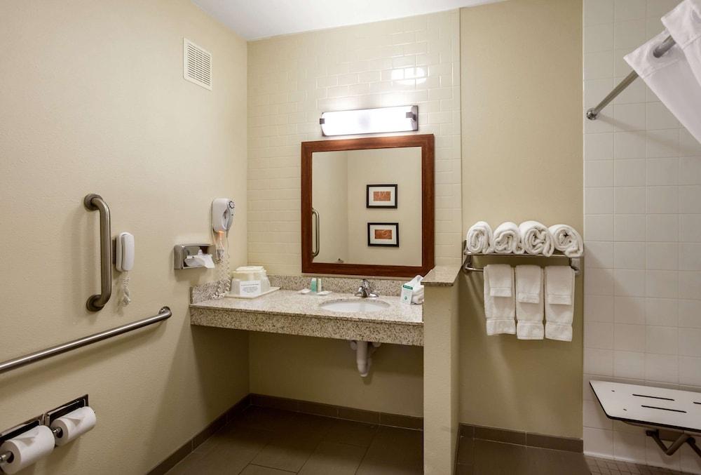 Comfort Suites Lincoln North photo 12