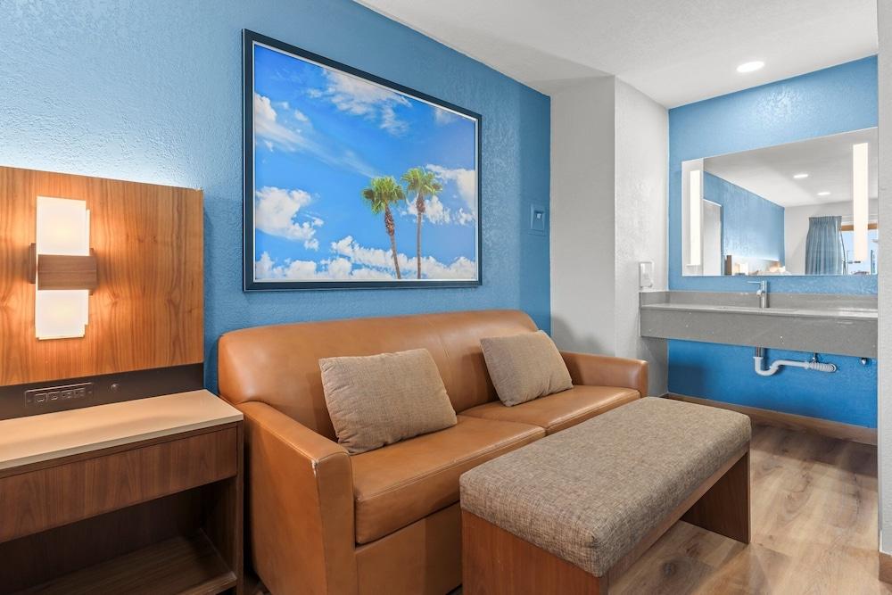 Econo Lodge Inn & Suites Sealy photo 23