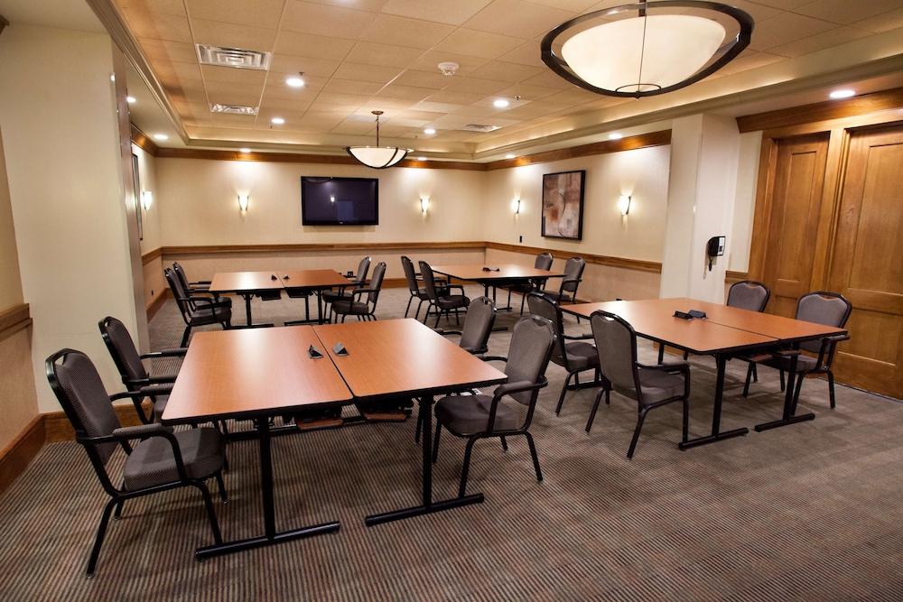 Hilton Chicago/Oak Brook Suites photo 37