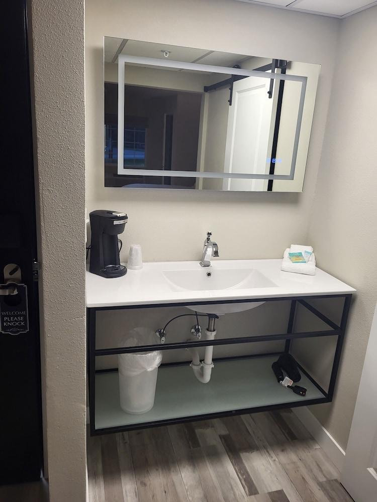 Red Fox Inn and Suites photo 15