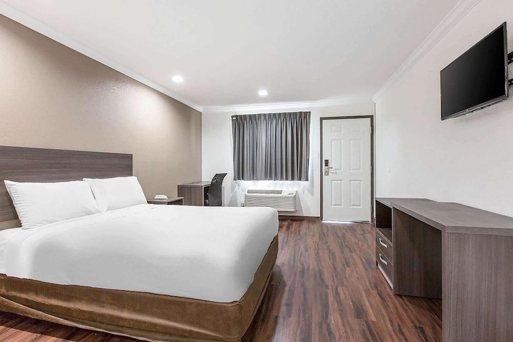 Baymont by Wyndham Bakersfield photo 5
