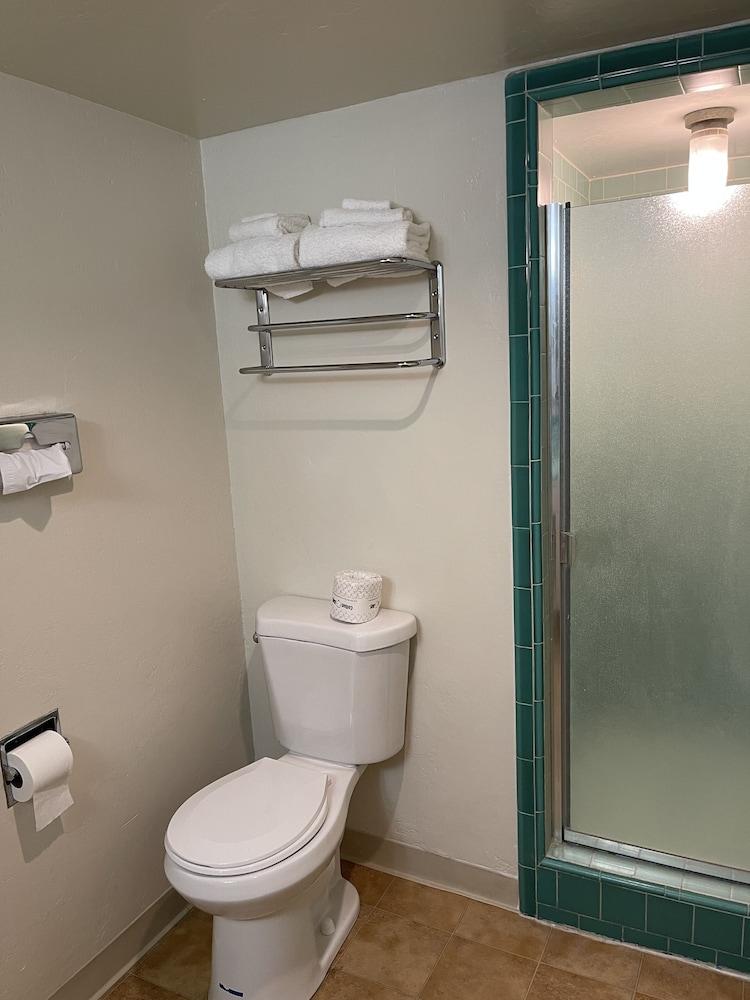CRYSTAL MOTEL photo 3