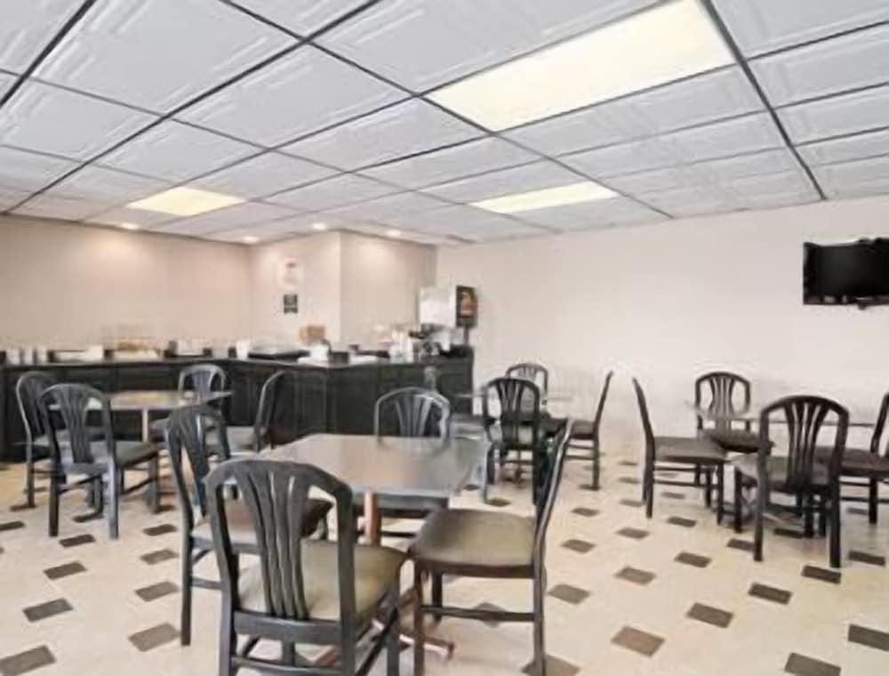 Super 8 by Wyndham Monteagle TN photo 19