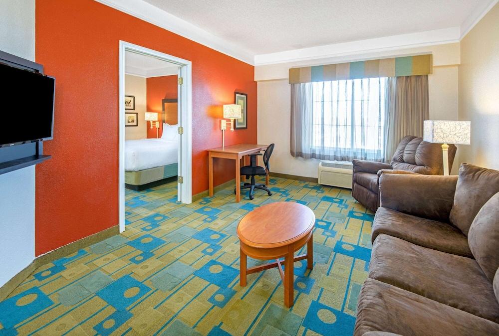 La Quinta Inn & Suites by Wyndham Sherman photo 13