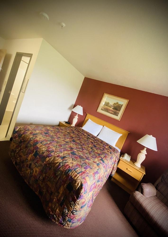 Herington Inn & Suites photo 18