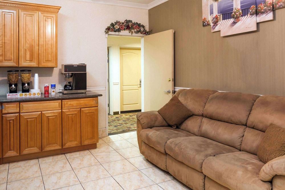Howard Johnson by Wyndham Bakersfield photo 14