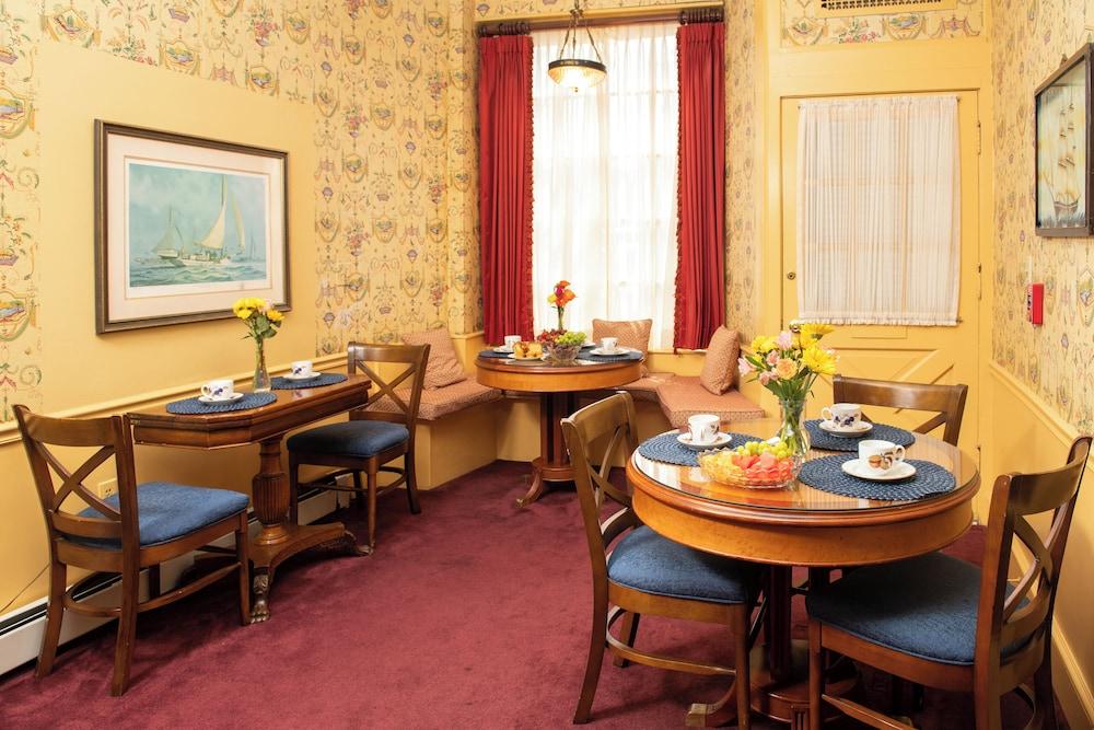 Americas Cup Inn photo 27