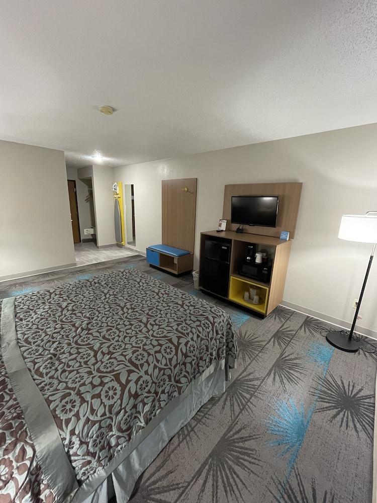 Days Inn by Wyndham Alpena photo 9
