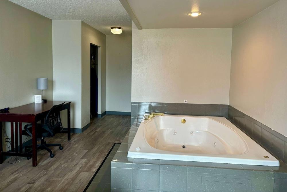 Baymont by Wyndham Keokuk photo 17