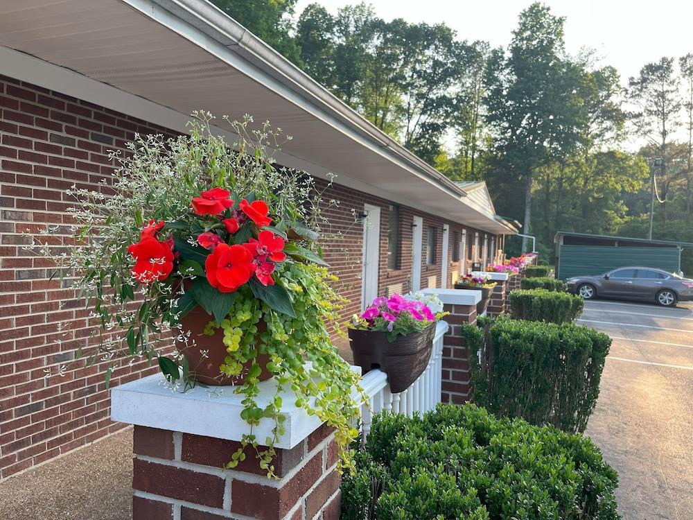 Pine Tree Inn — hotel in Parsons